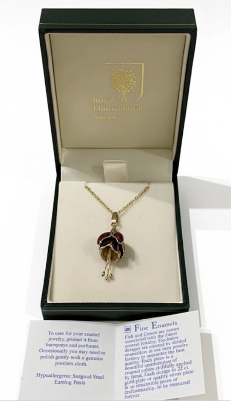 Lot 172: BNIB Vintage Fish & Crown Enamel Fuchsia Necklace - 22ct Gold Plated
