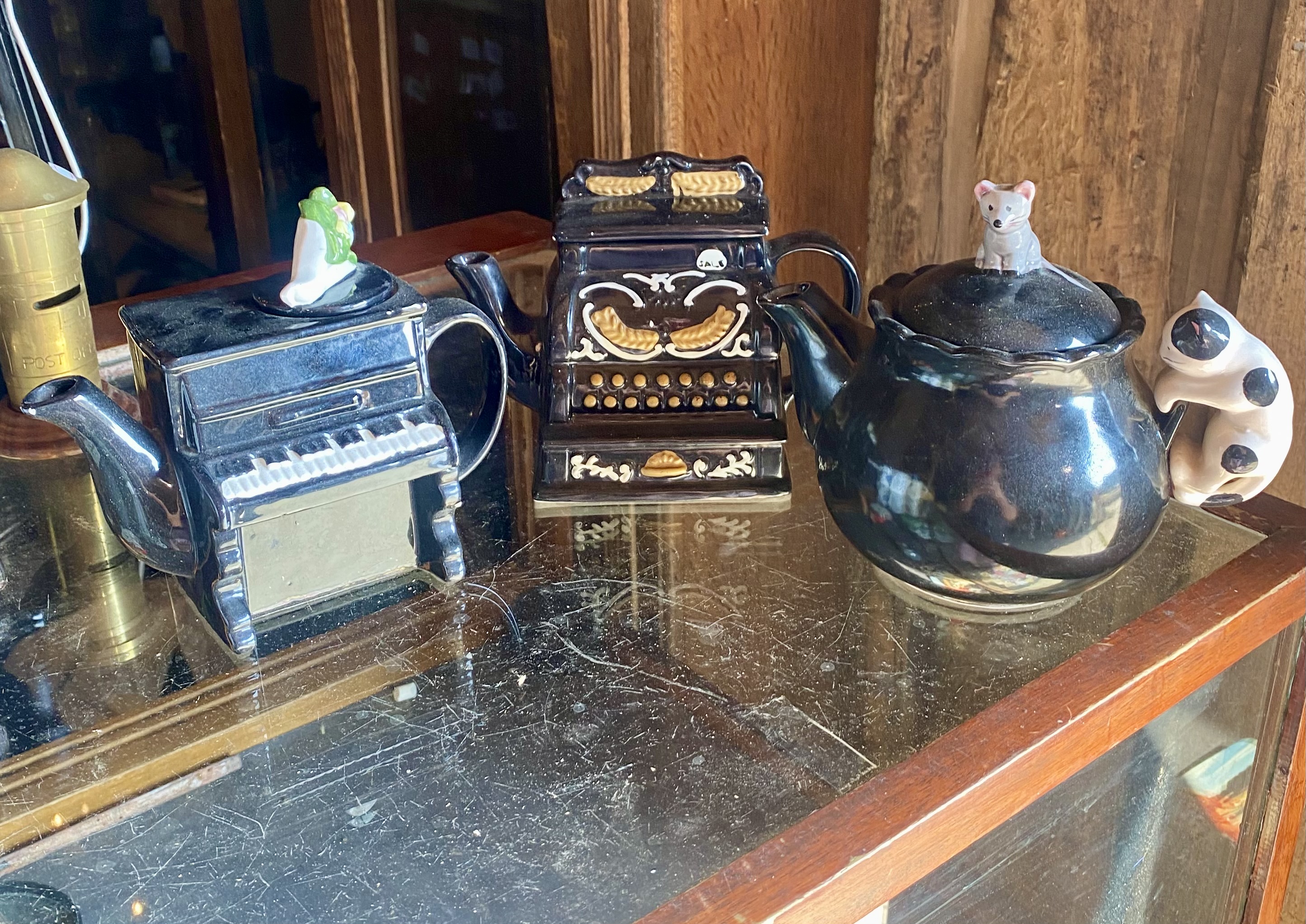 Lot 251: Collection of 3 Vintage Black Ceramic Novelty Teapots – Piano, Cash Register & Cat/Mouse