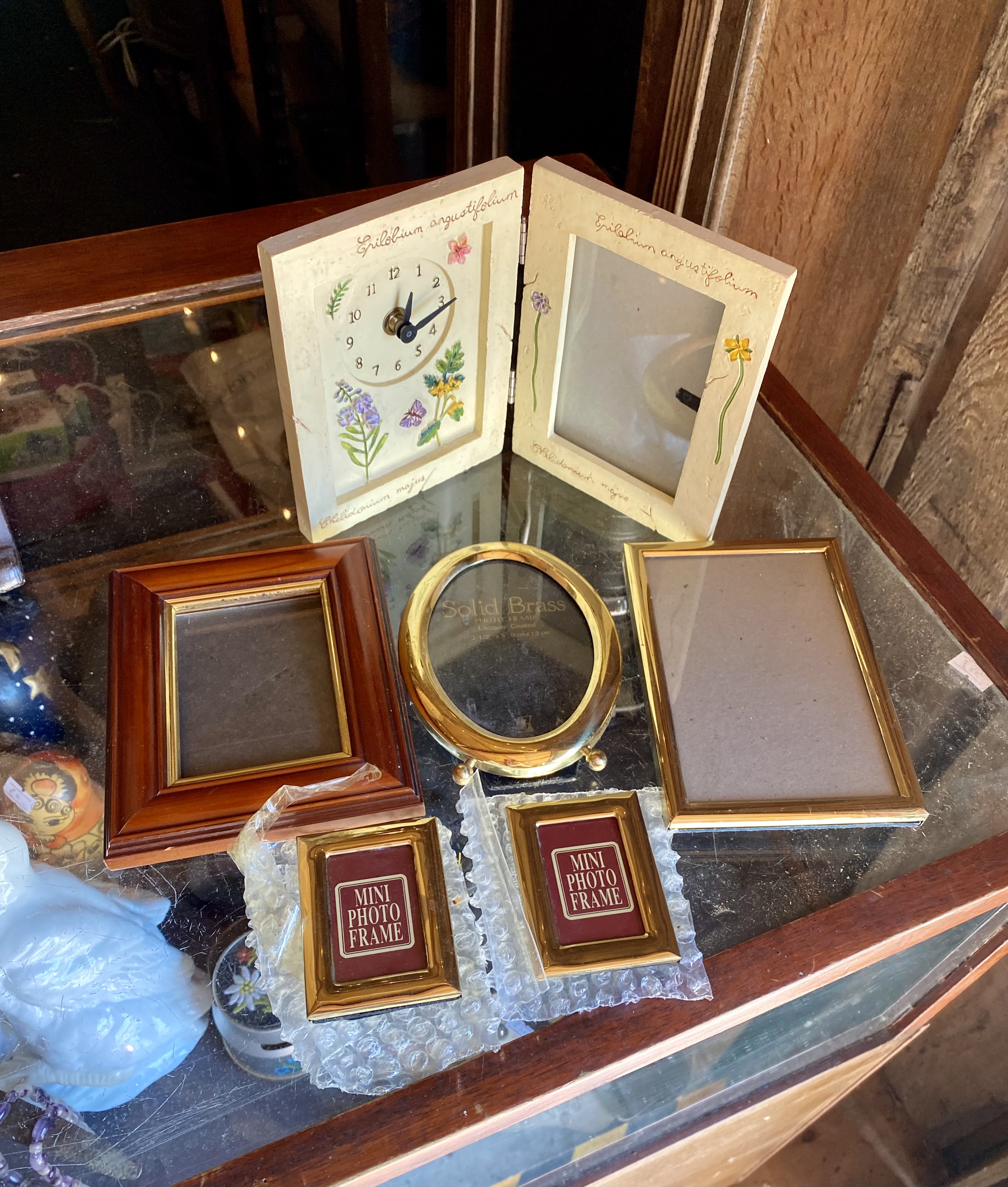 Lot 217: Job Lot of 6 Vintage Photo Frames – Solid Brass, Botanical Clock Diptych & Wood (1980s–Y2K)