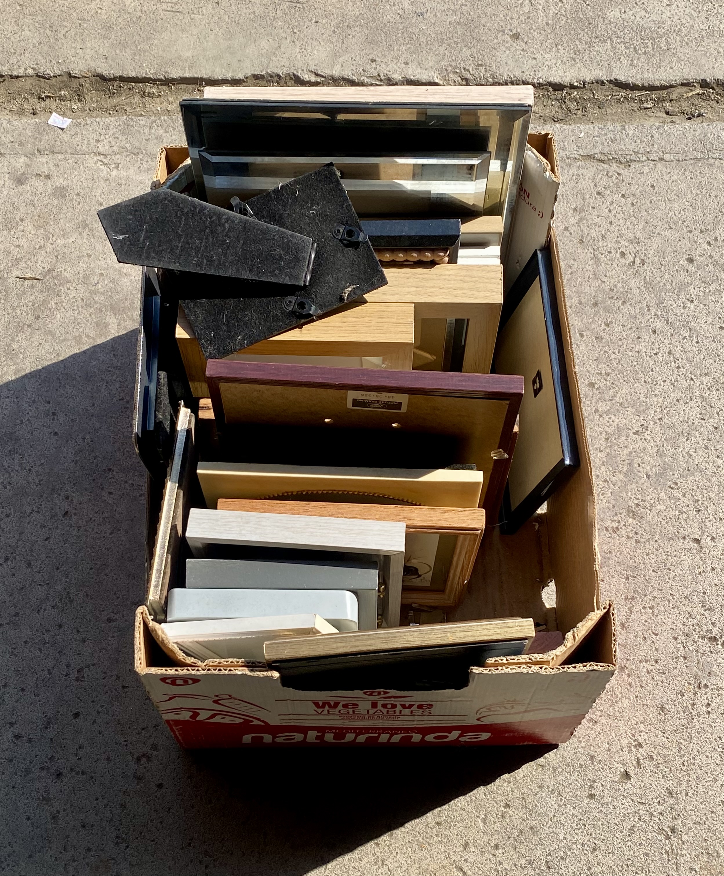 Lot 265: Large Mixed Job Lot of Vintage & Modern Picture Photo Frames – Various Styles & Sizes
