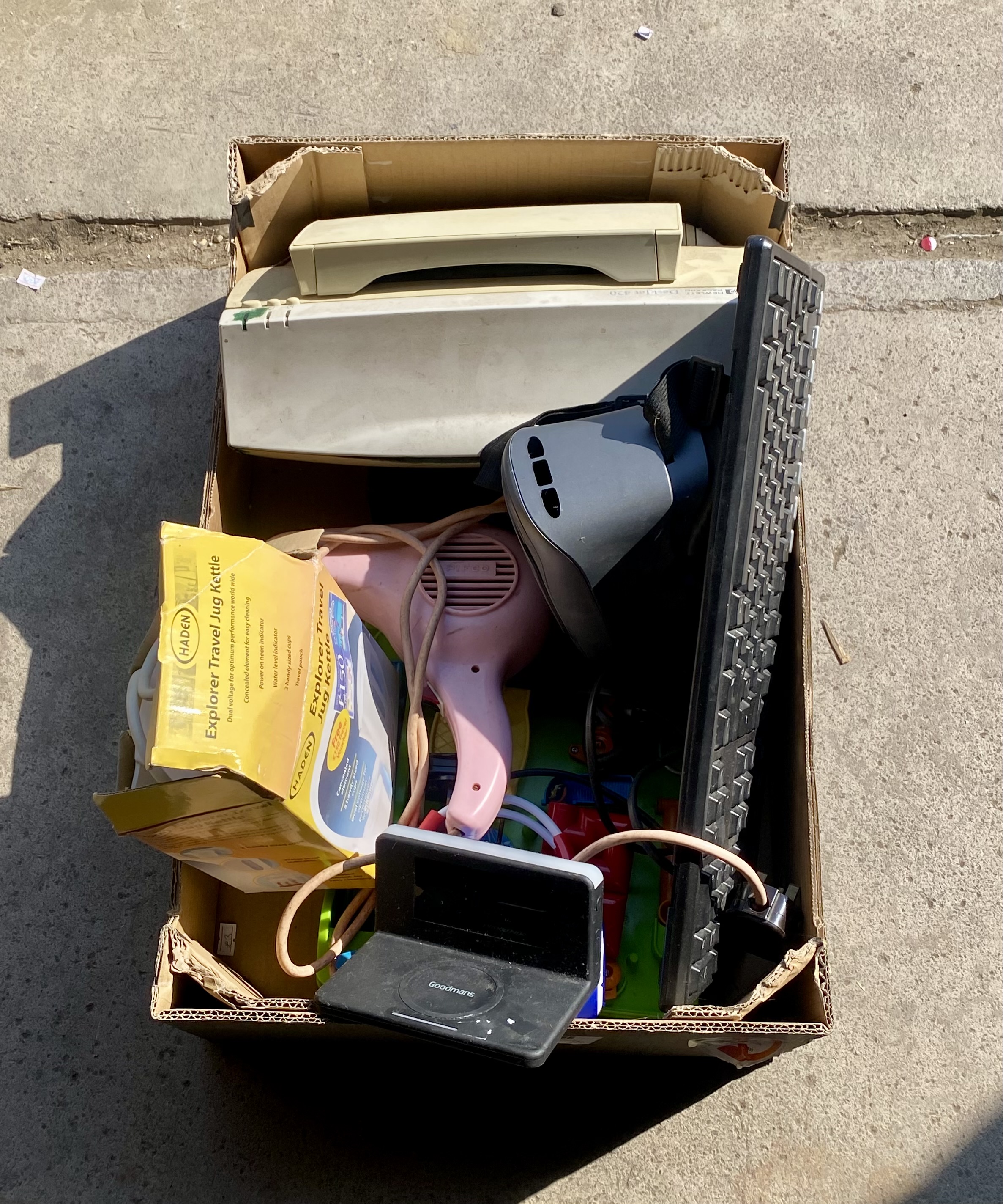 Lot 264: Mixed Job Lot of Electricals & Small Appliances - Vintage HP Printer, Hairdryer, Kettle & More (Sold As Seen)