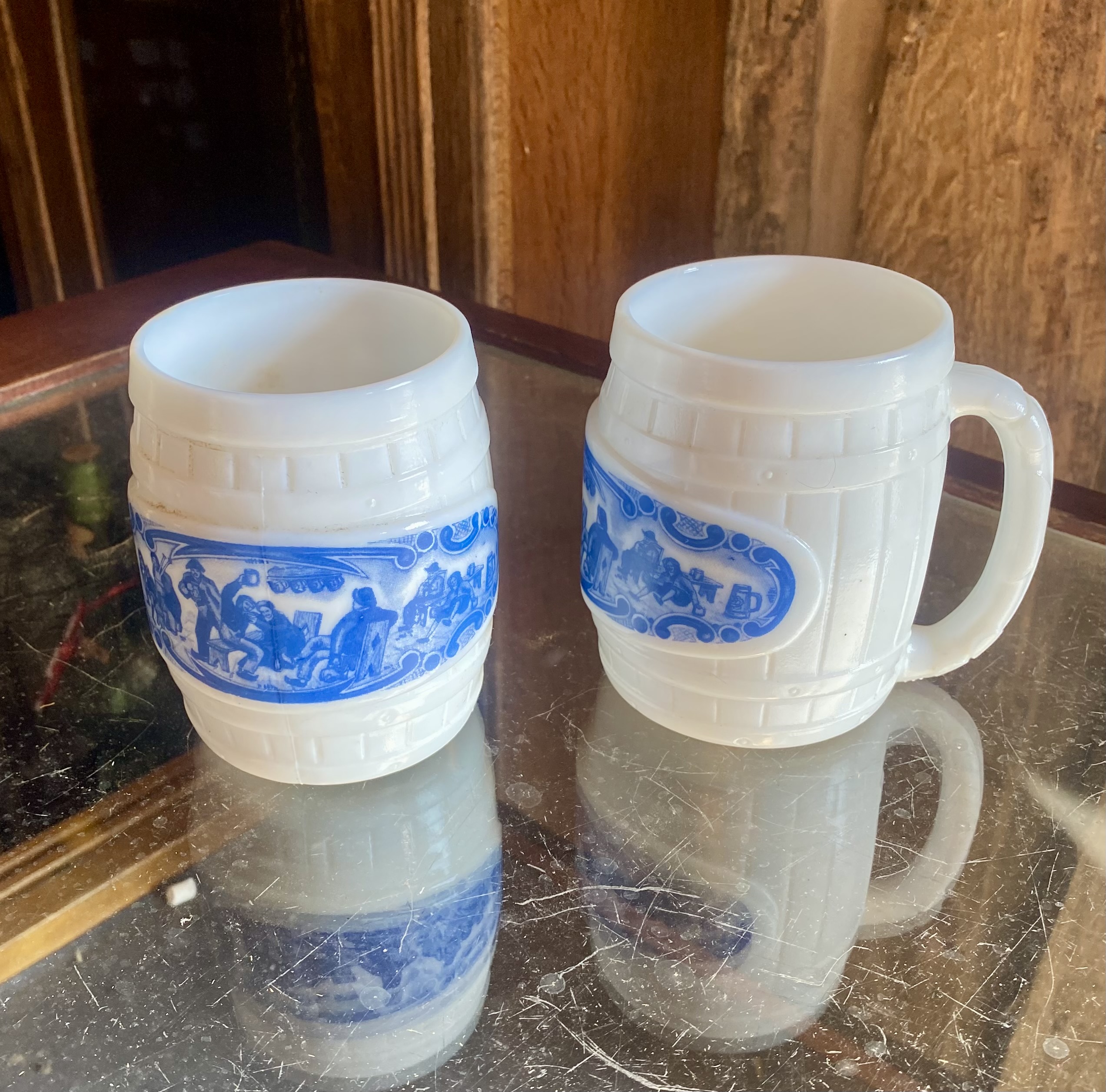 pair-of-vintage-white-milk-glass-barrel-mugs-blue-tavern-pub-scene-steins-10-5cm-253-2