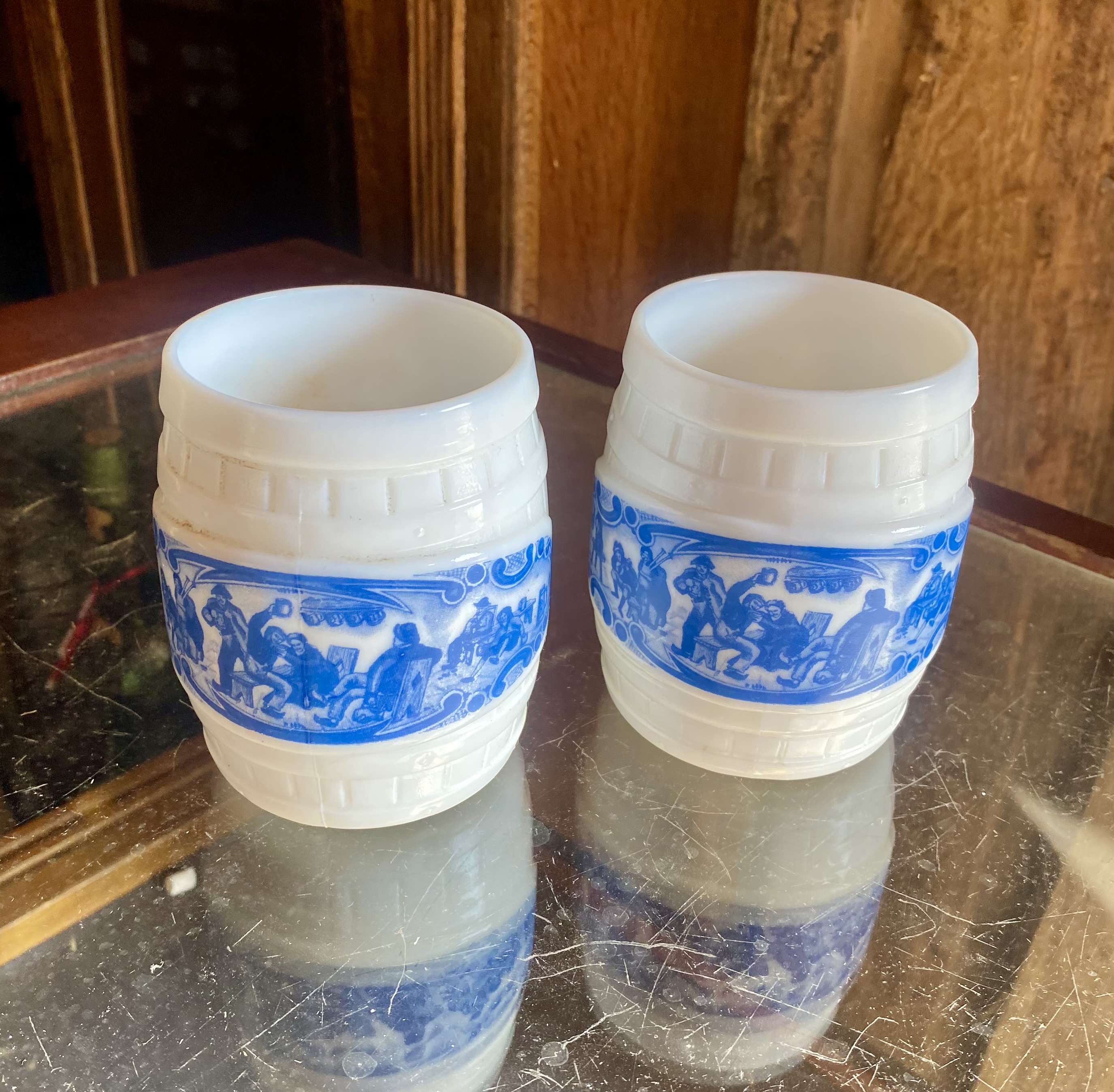 pair-of-vintage-white-milk-glass-barrel-mugs-blue-tavern-pub-scene-steins-10-5cm-253-3