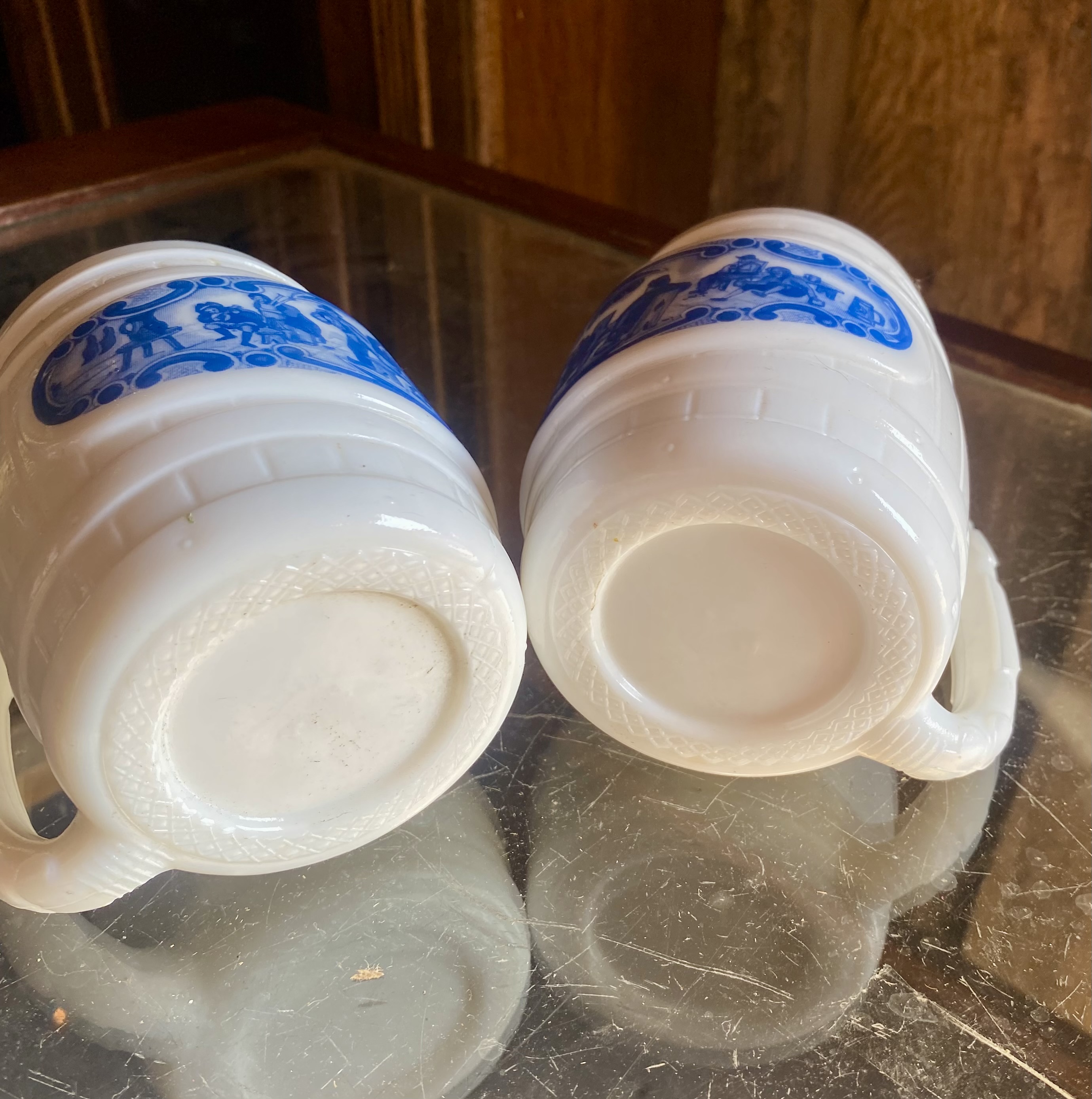 pair-of-vintage-white-milk-glass-barrel-mugs-blue-tavern-pub-scene-steins-10-5cm-253-5