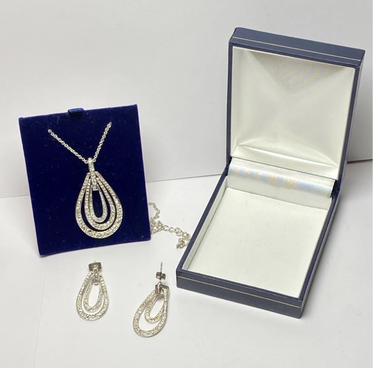 Lot 037: Sparkling Silver Tone Teardrop Necklace & Earring Set - Boxed