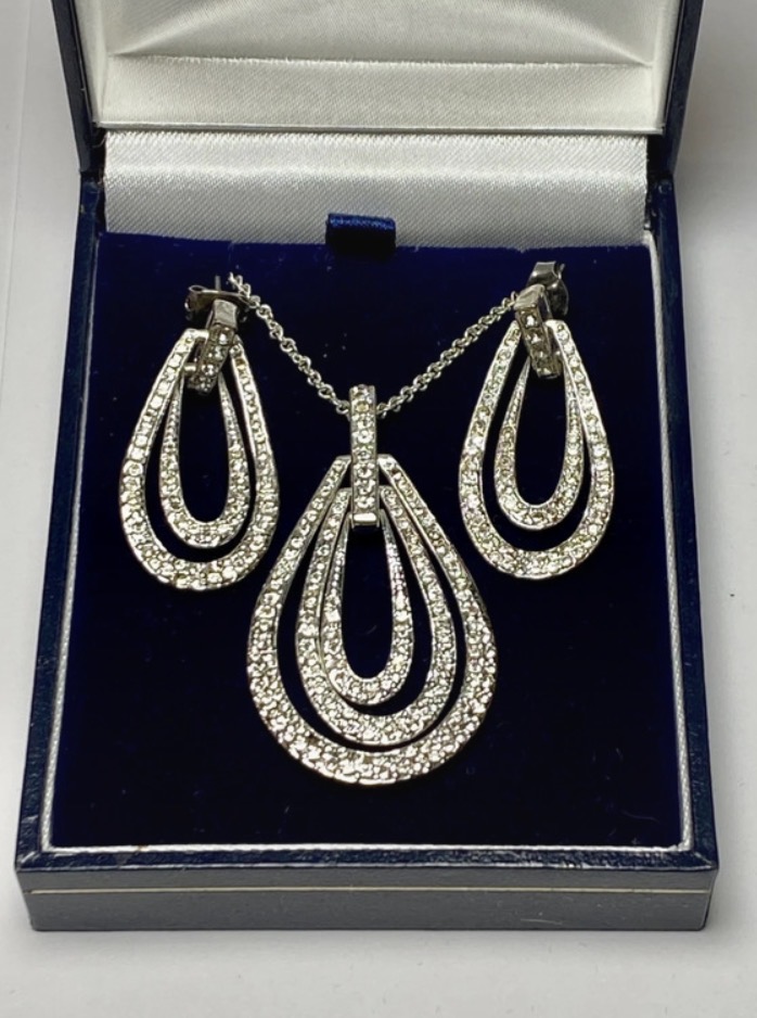 sparkling-silver-tone-teardrop-necklace-earring-set-boxed-037-3