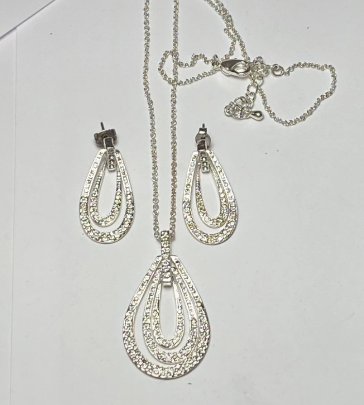 sparkling-silver-tone-teardrop-necklace-earring-set-boxed-037-5