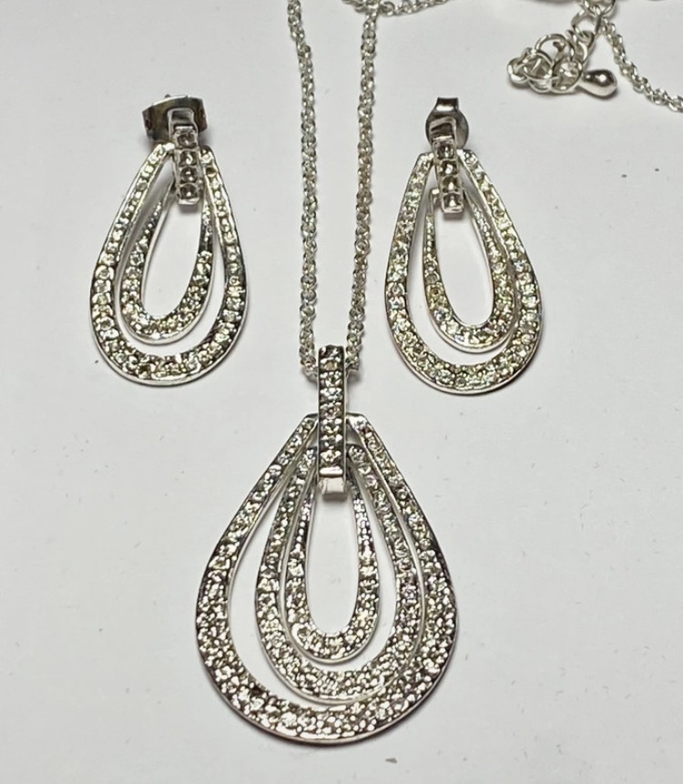 sparkling-silver-tone-teardrop-necklace-earring-set-boxed-037-6