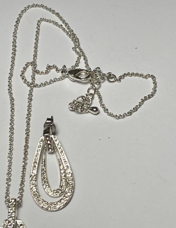 sparkling-silver-tone-teardrop-necklace-earring-set-boxed-037-7