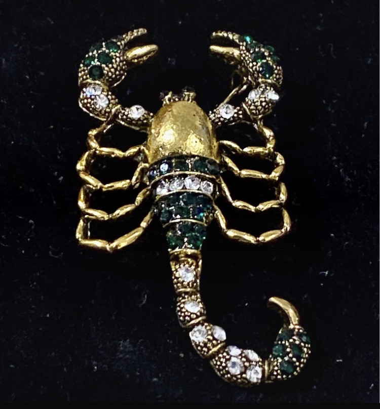 stunning-gold-tone-scorpion-brooch-emerald-green-clear-crystals-50mm-019-2