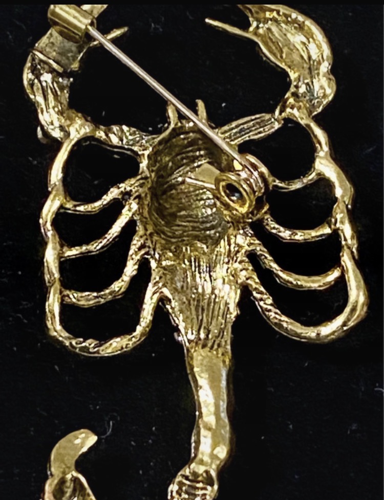 stunning-gold-tone-scorpion-brooch-emerald-green-clear-crystals-50mm-019-4