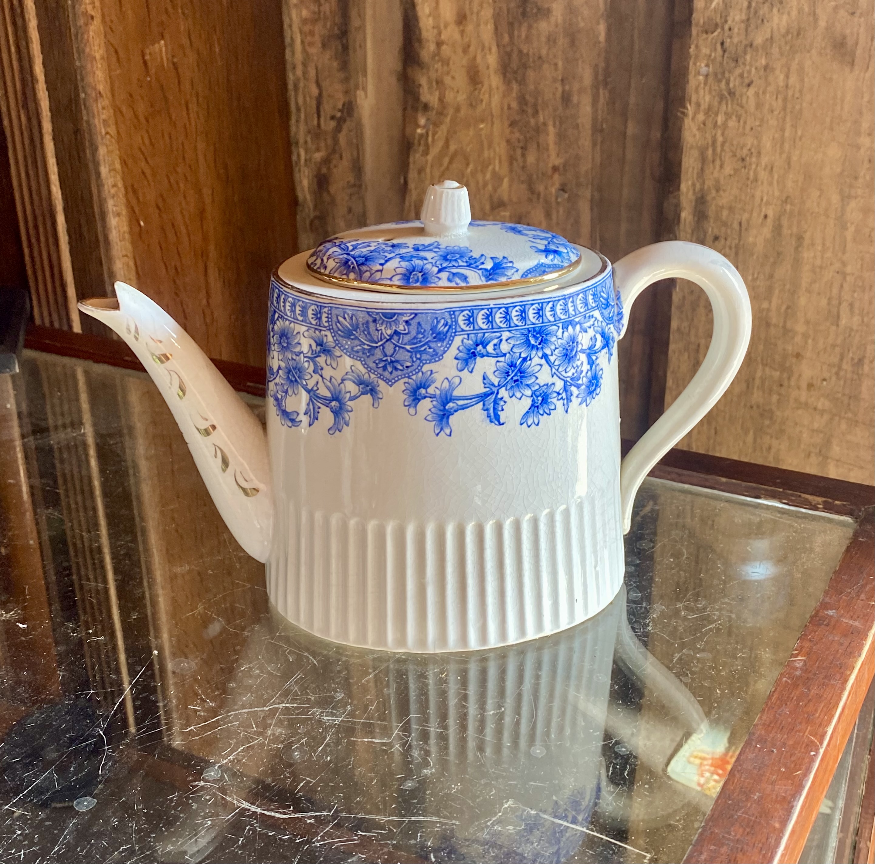 Lot 258: Victorian Blue & White Teapot - Dresden Pattern, Reg No. 186085 (c. 1892)
