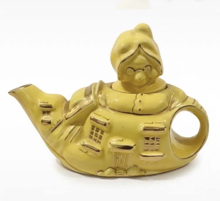 Lot 086: Vintage 1930s Lingard Webster "Old Woman in a Shoe" Teapot