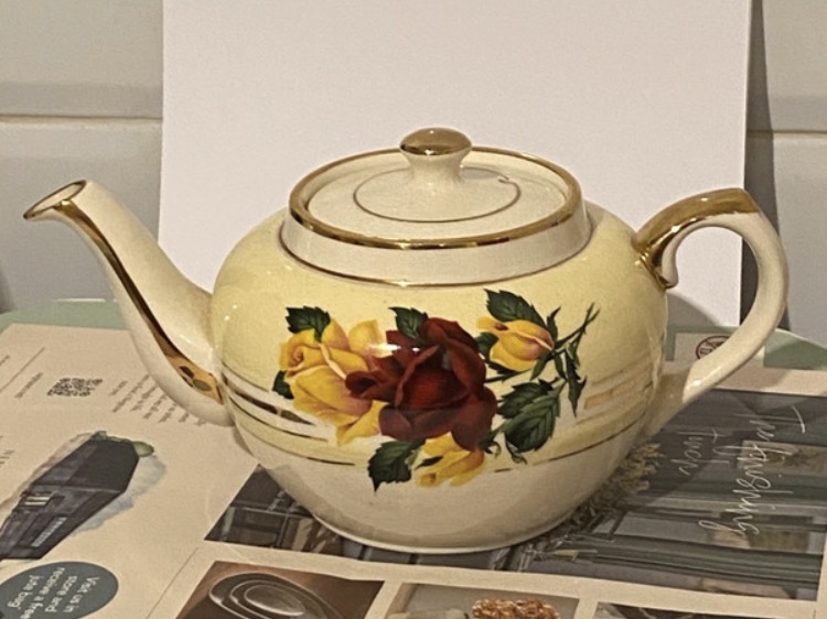 Lot 087: Vintage 1950s Sadler Teapot - Gold Gilt & Roses