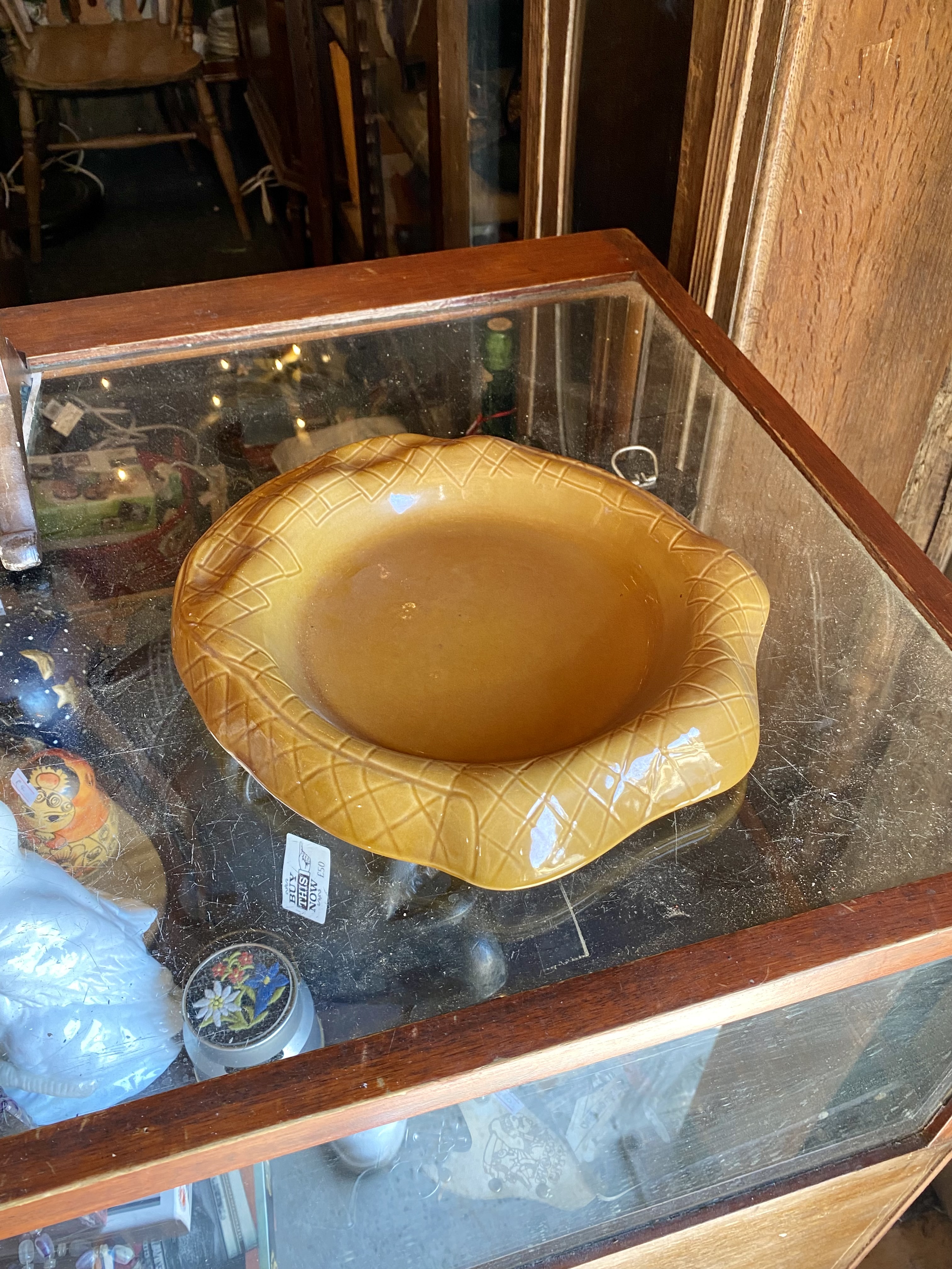 Lot 218: Vintage 1970s Amber Glaze Ceramic Pie Dish – Lattice Rim Waffle Design (28cm)