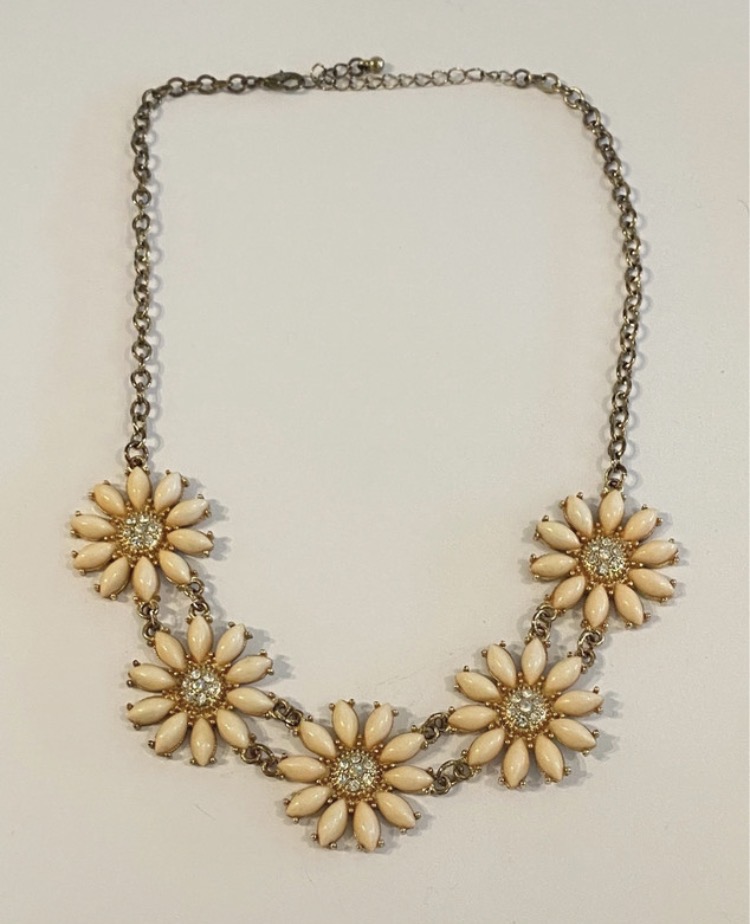 Lot 168: Vintage 80s Peach Floral Statement Necklace | Retro Daisy Bib