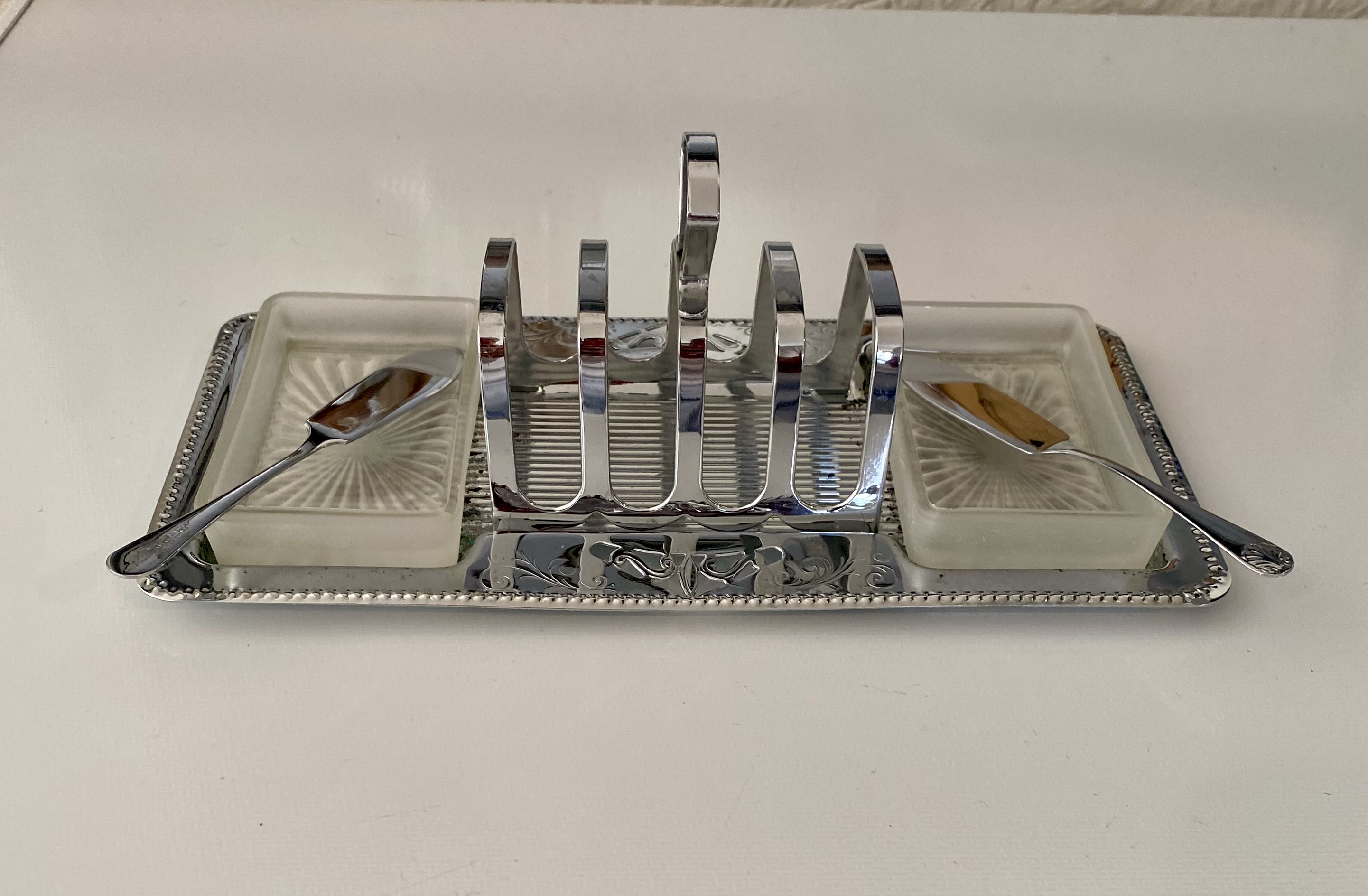 Lot 287: Vintage Art Deco Silver Plated Toast Rack & Butter Dish Set - Celtic Plate England