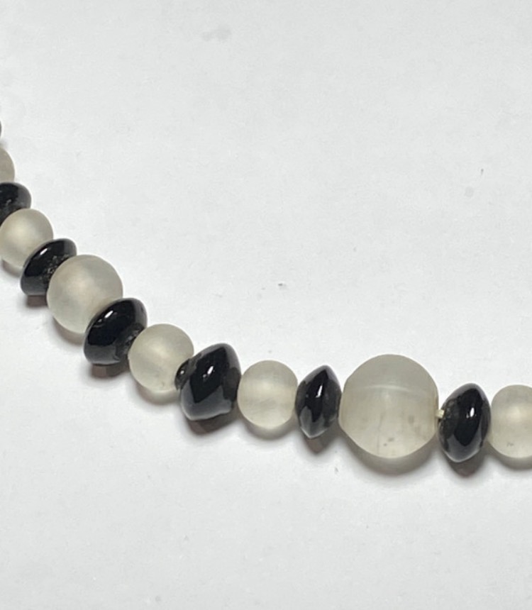 vintage-art-deco-style-frosted-satin-glass-bead-necklace-monochrome-48cm-155-2