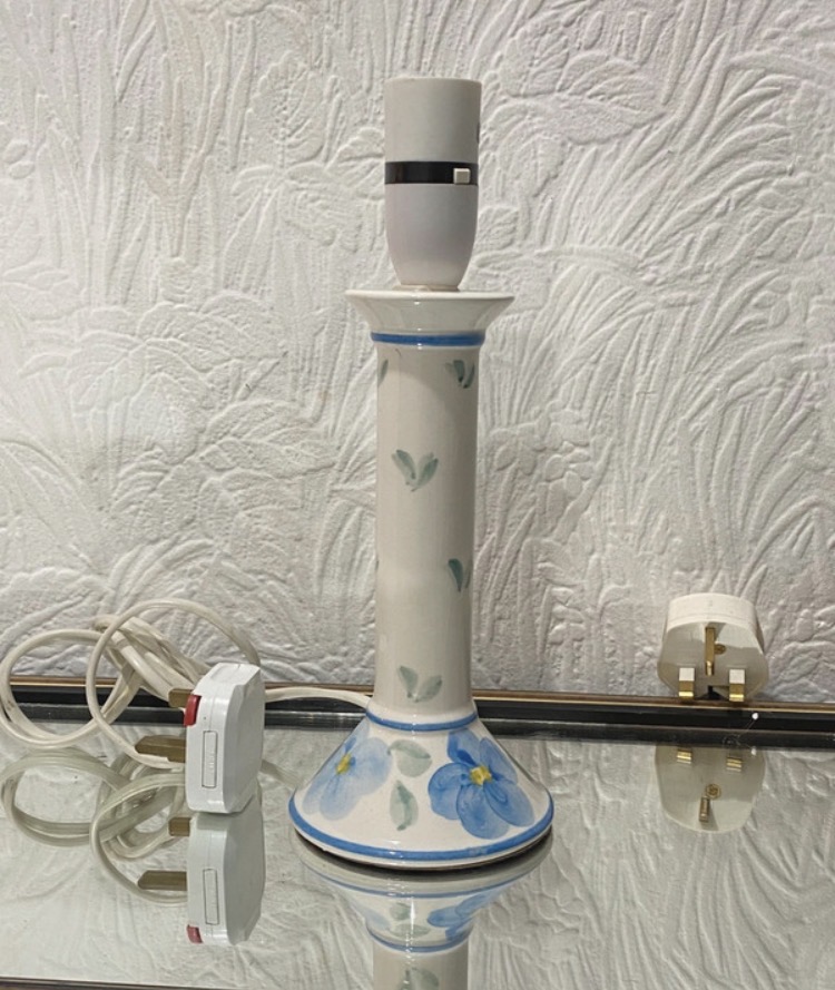 Lot 073: Vintage BHS Ceramic Table Lamp - Blue & White Floral (27.5cm)