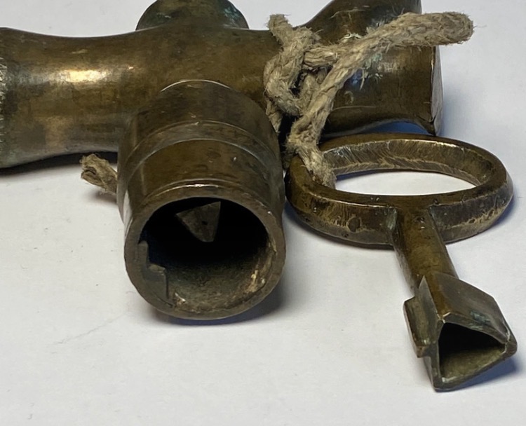 vintage-brass-barrel-tap-original-security-key-060-3
