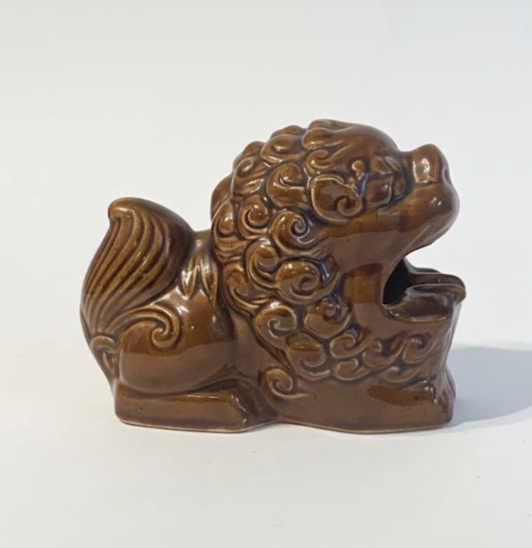Lot 277: Vintage Japanese Amber Ceramic Shishi Foo Dog Ashtray & Incense Burner (13x9.5cm)