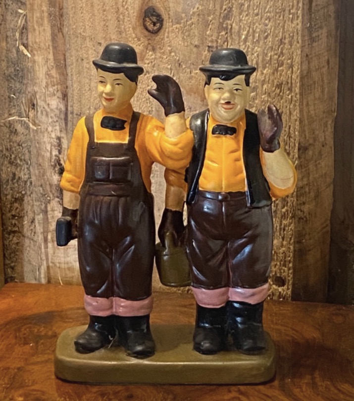 Lot 028: Vintage Laurel and Hardy Chalkware Figurine - 13x19cm