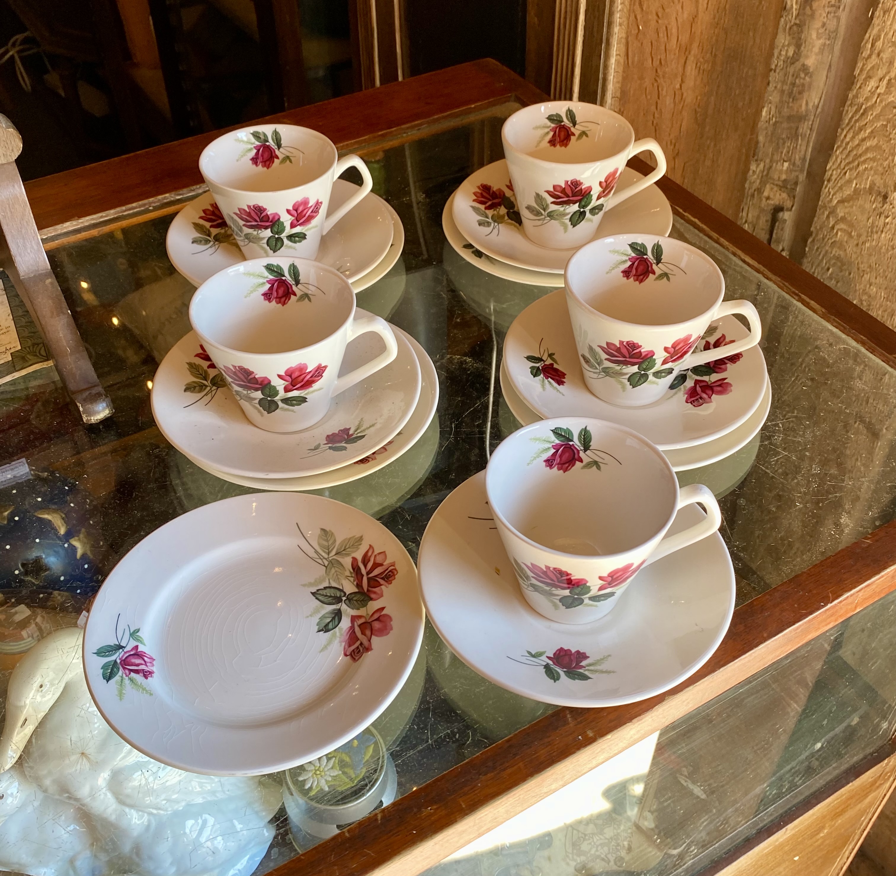 Lot 221: Vintage Lord Nelson Pottery Red Rose Tea Set (5 Trios) – Mid-Century
