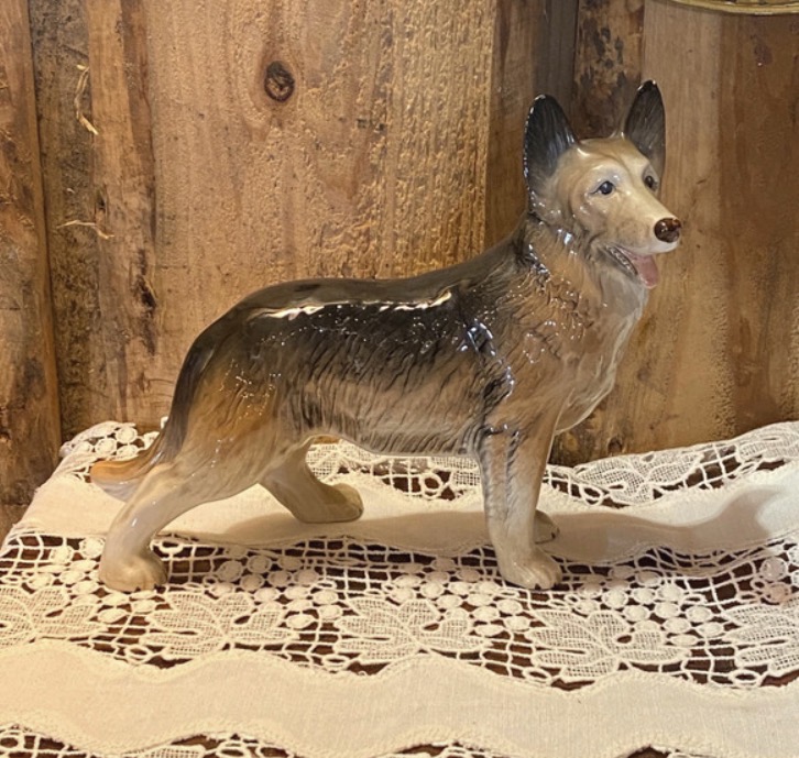 Lot 070: Vintage Melba Ware German Shepherd Figurine (Large 23cm)