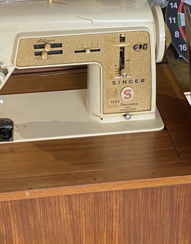vintage-singer-sewing-machine-650g-golden-panoramic-mcm-teak-cabinet-074-2