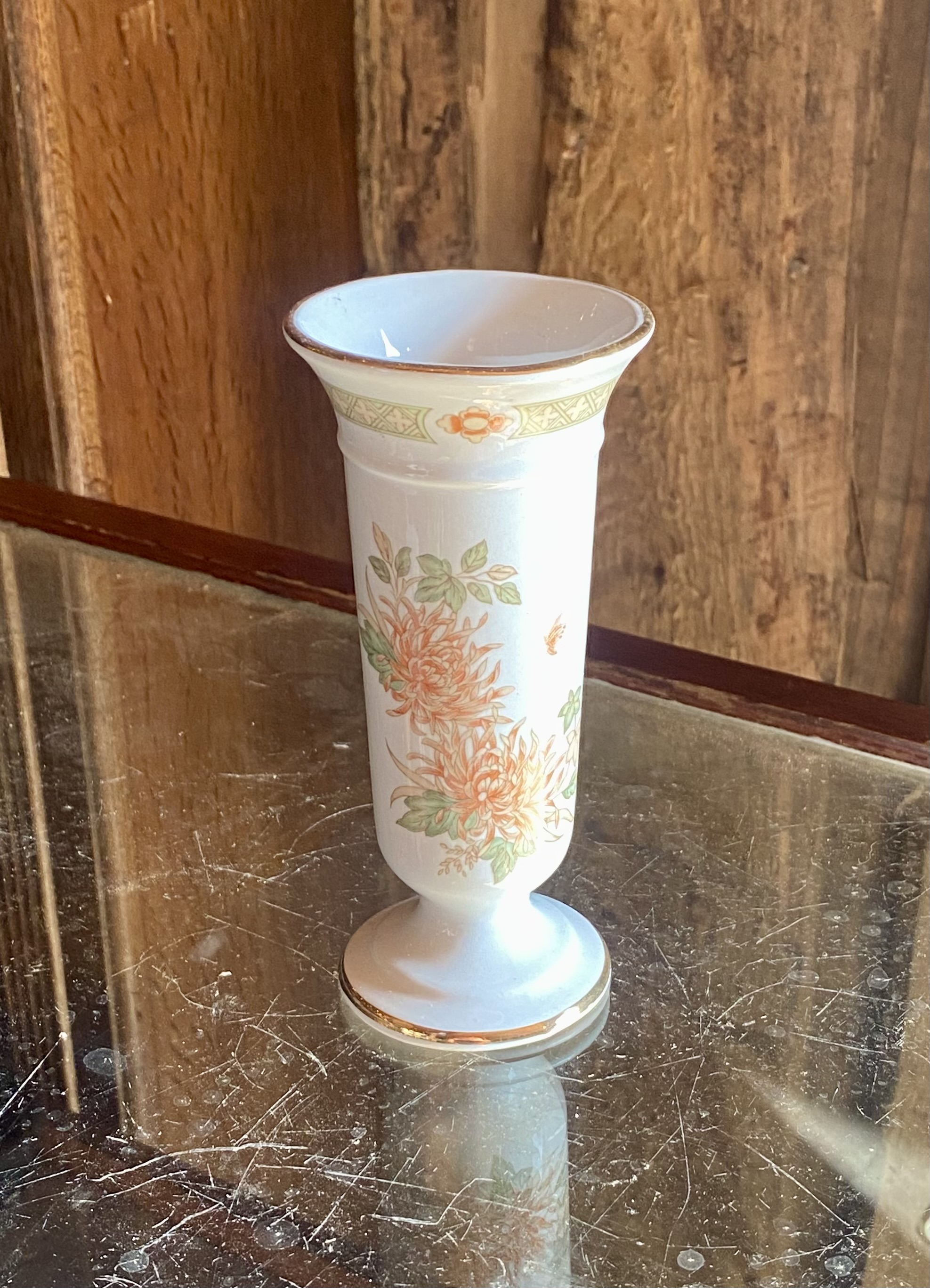 Lot 259: Vintage St Michael Marks & Spencer "Chrysanthemum" Porcelain Bud Vase