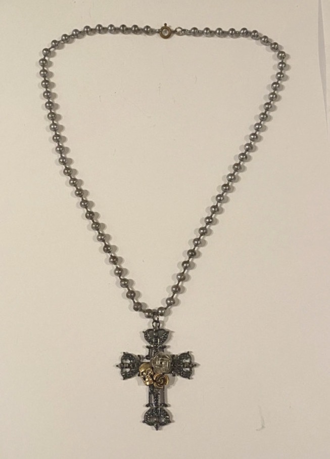 Lot 166: Y2K Gothic Cross Necklace – Skull & Roses Pendant – Grunge Alt Style